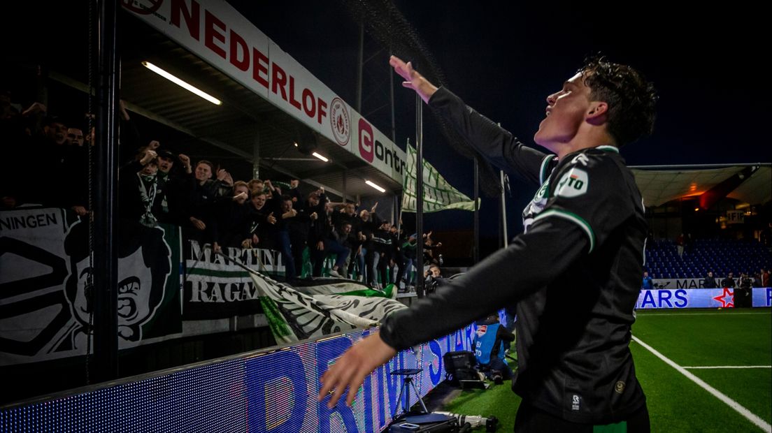 Thom van Bergen viert zijn doelpunt met de meegereisde supporters