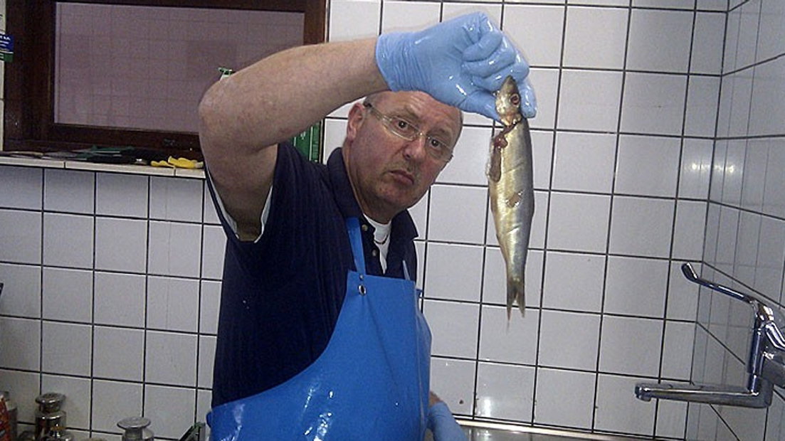 Visboer Harms met het eerste visje van 2012.