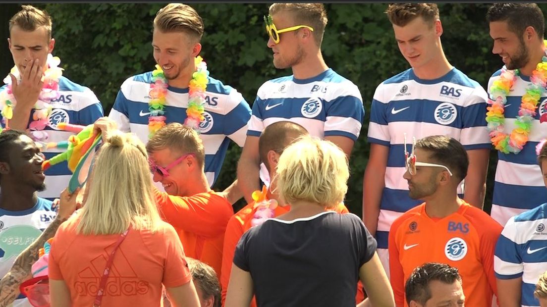De spelers van De Graafschap zijn vandaag op de foto gezet en hebben hun nieuwe clubkostuums gepast.