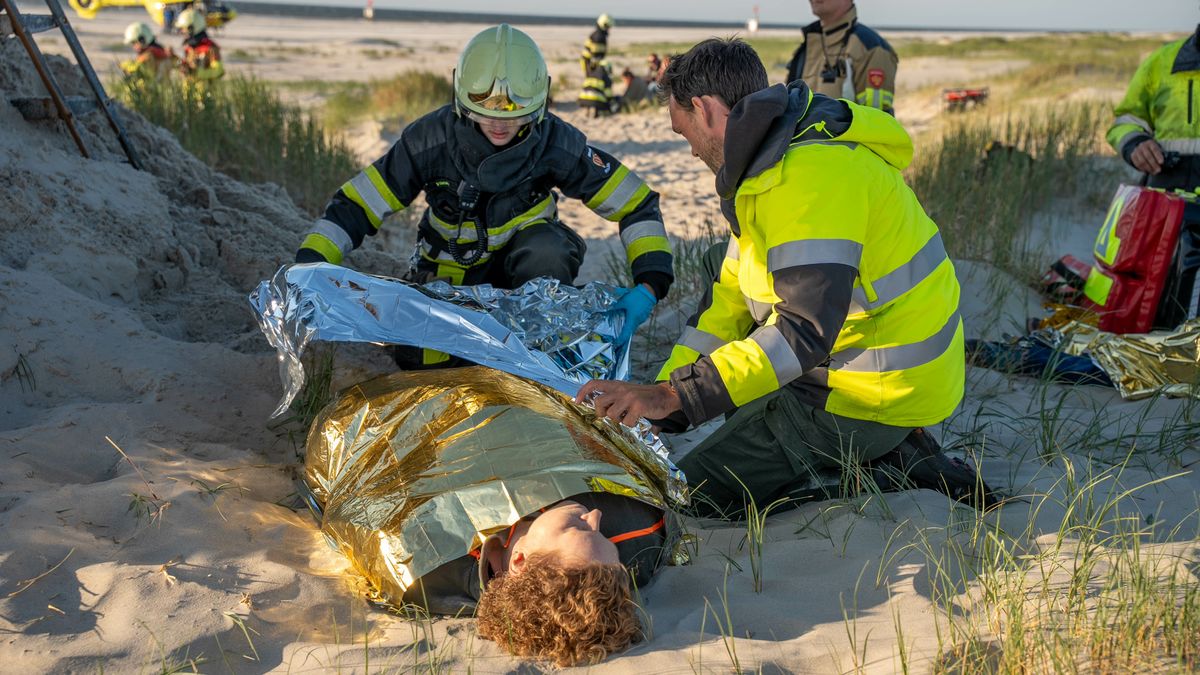 KNRM, brandweer, ambulance, politie en Defensie oefenen met grote ramp op Vlieland: 