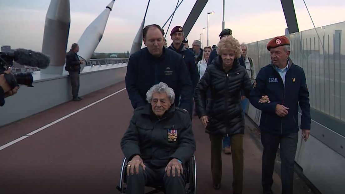 Een heel bijzondere Sunset March zaterdag in Nijmegen. De veteranen James Megellas en Roy Hanna deden namelijk mee met de dagelijkse herdenkingsmars over de stadsbrug De Oversteek. Beide veteranen zijn inmiddels 101 jaar oud.