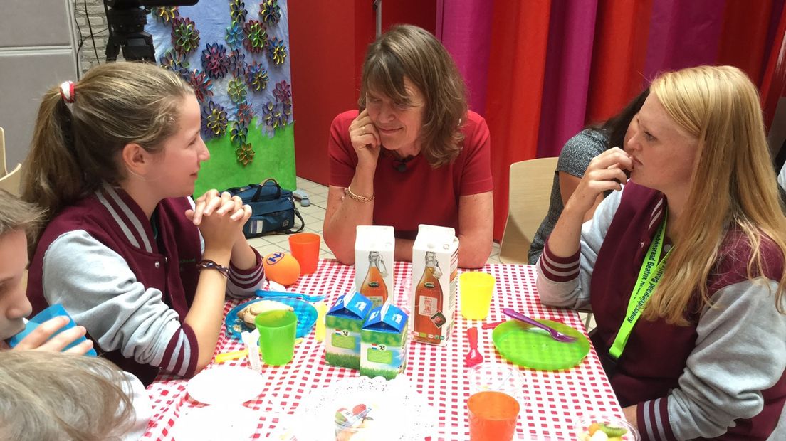 Margrite Kalverboer in gesprek met kinderen.