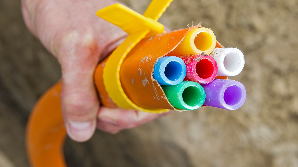 Schop gaat de grond in voor glasvezel in Bunne