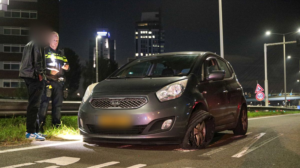 Dronken spookrijder rijdt met drie lekke banden Rijnmond