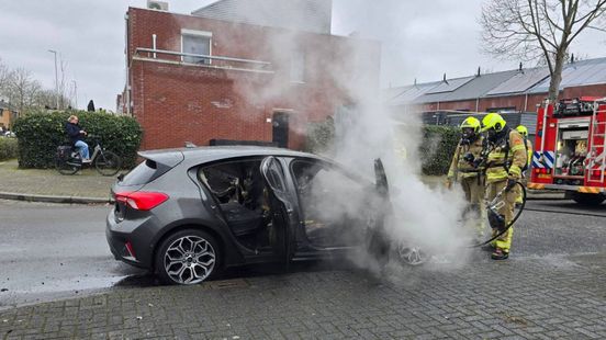Auto brandt uit in Apeldoorn