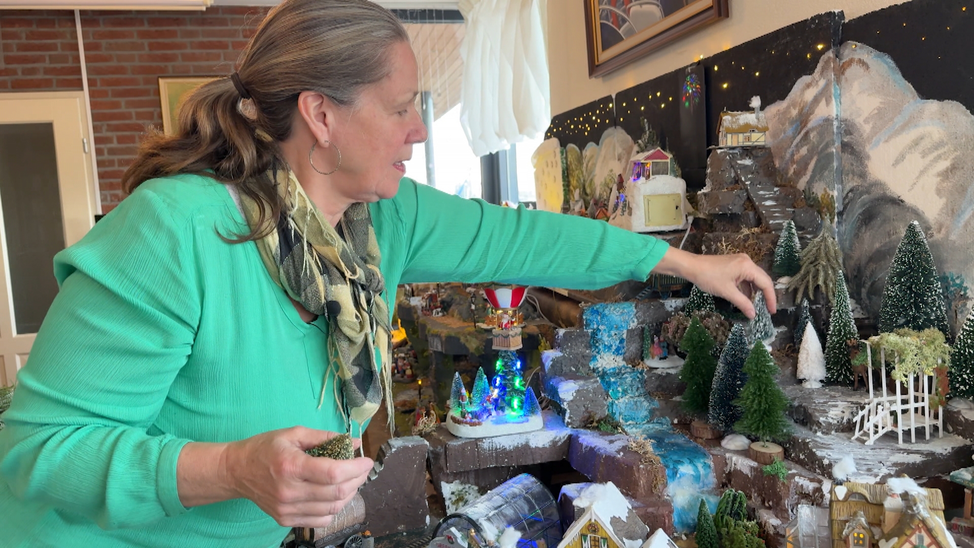 Els schuift meubels opzij voor Kerst: ‘Alles draait om mijn winterdorp’