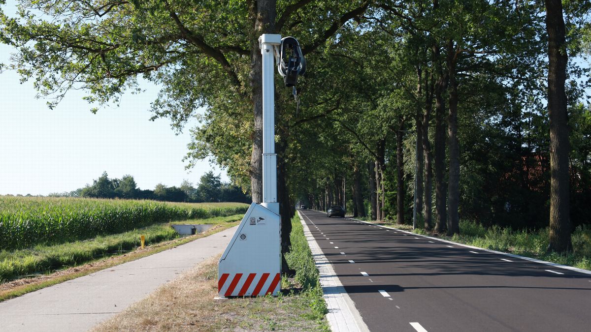 Flitspaal Hollandscheveld al na paar dagen vernield: 'We hoorden een harde knal'
