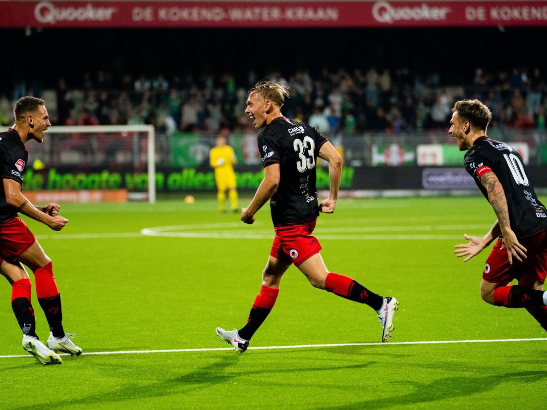 Julian Baas (midden) viert zijn goal voor Excelsior in de derby tegen FC Dordrecht