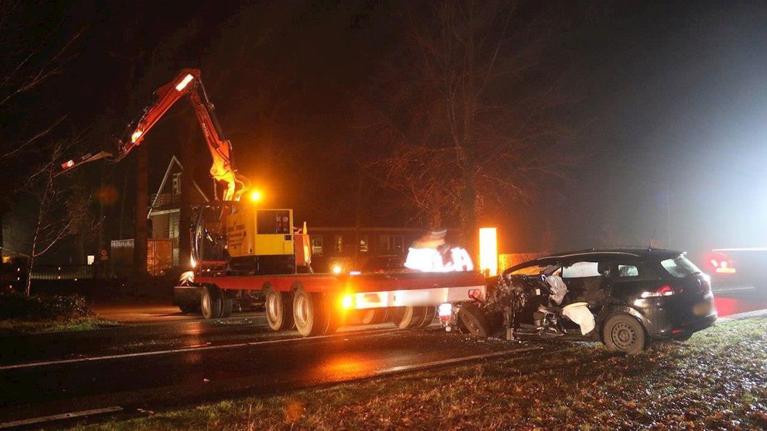 Ernstige aanrijding tussen auto en oplegger in Agelo