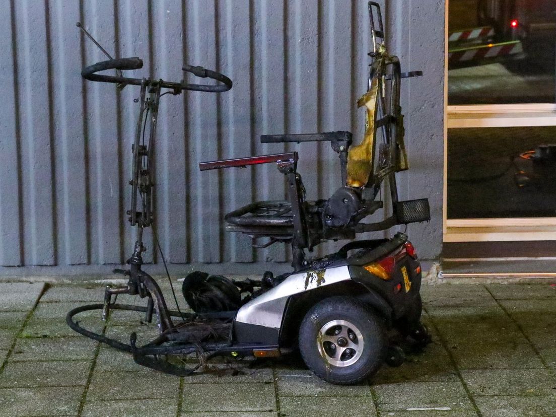 Acht woningen ontruimd nadat scootmobiel in brand vliegt op de Velgersdijk