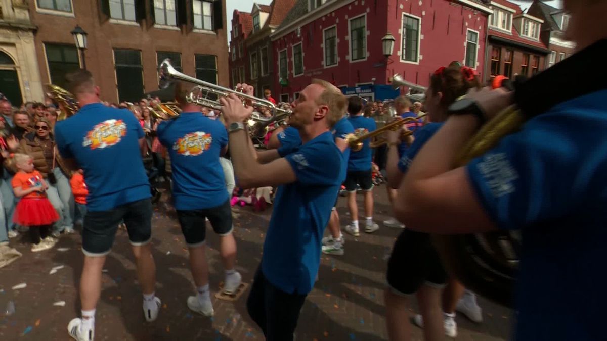 De Menaemer Feintsjes zorgen voor sfeer in Dokkum én in Leeuwarden