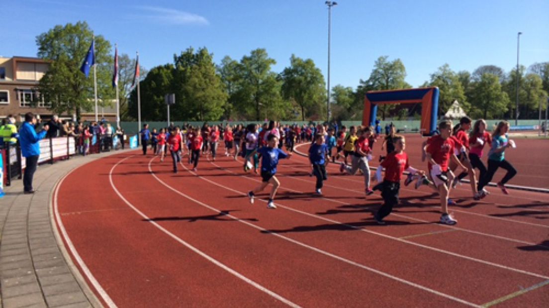 Ruim 1500 kinderen liepen woensdag rondjes op de atletiekbaan in Nijmegen.