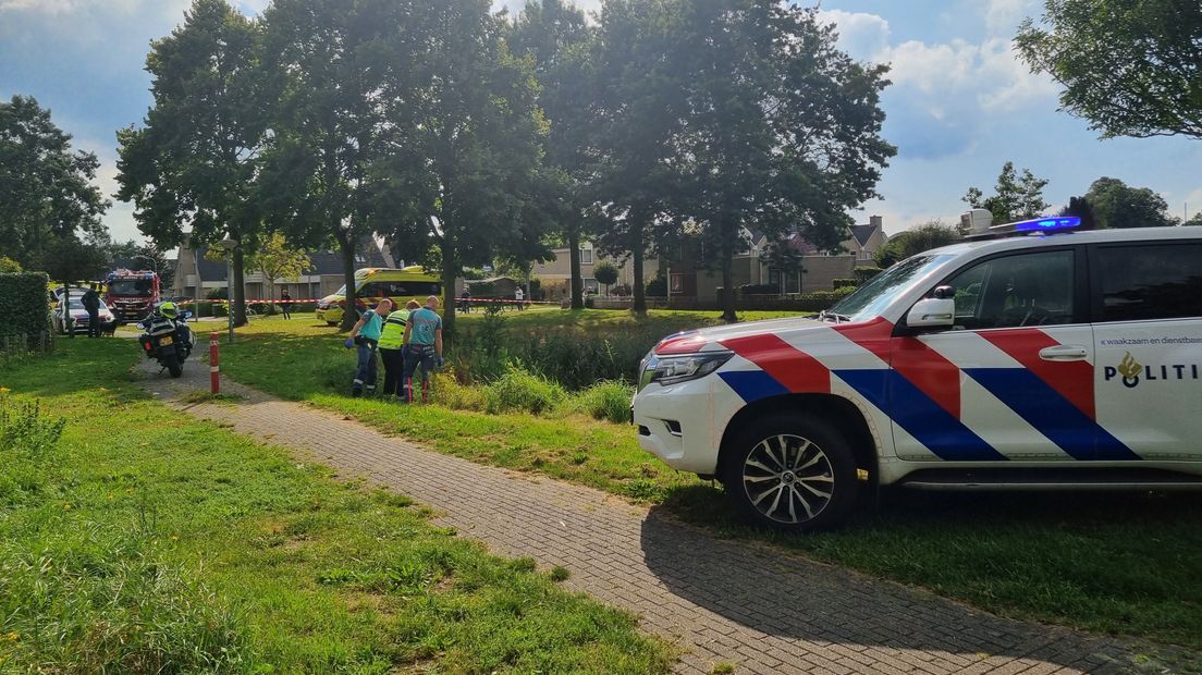 Scootmobieler in vijver meppel