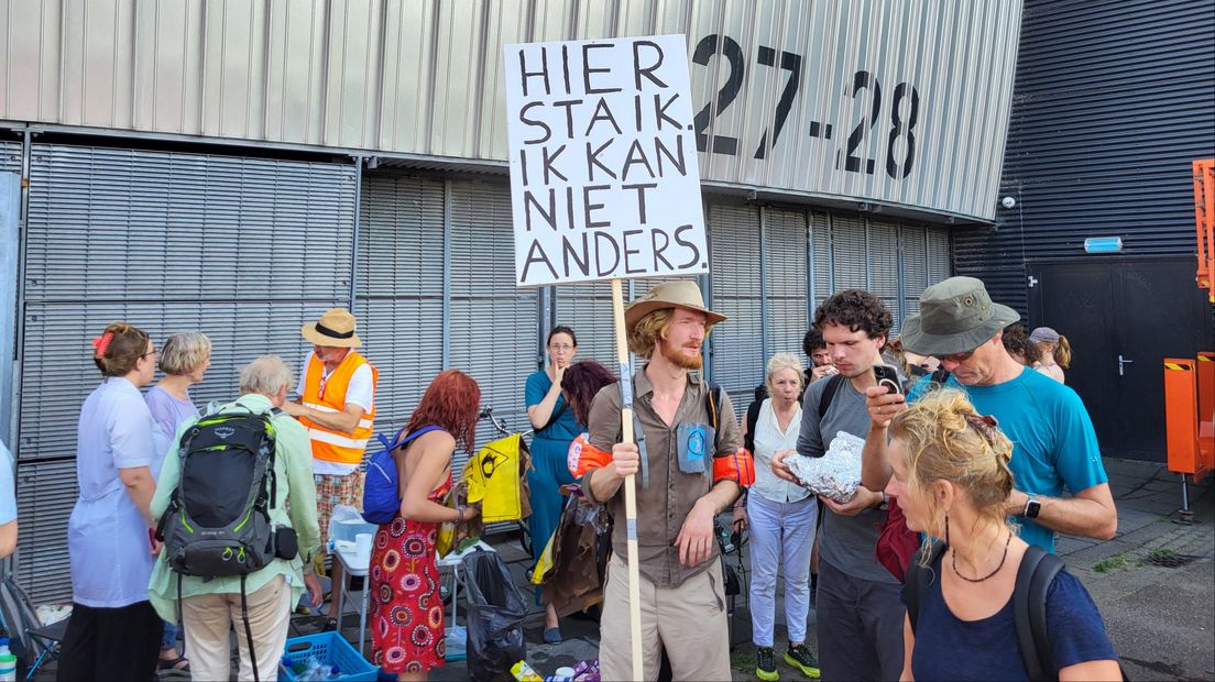 Demonstranten bij het ADO-stadion