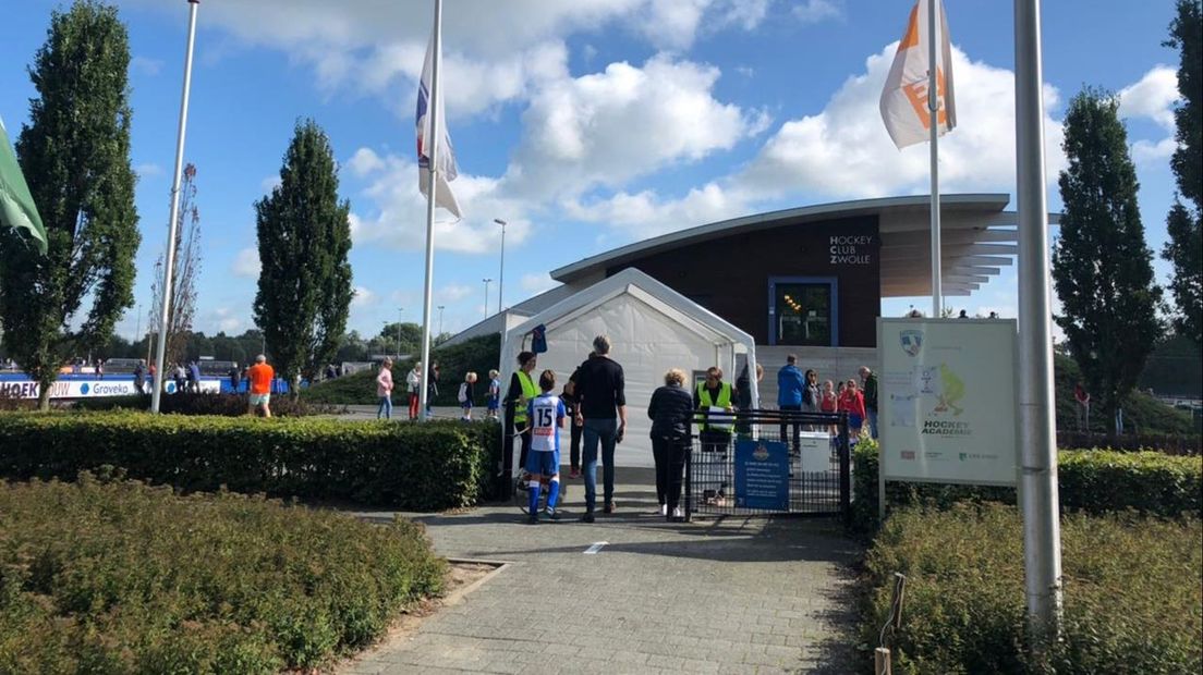 Iedereen wordt bij de ingang van de hockeyclub gevraagd om zich te registreren