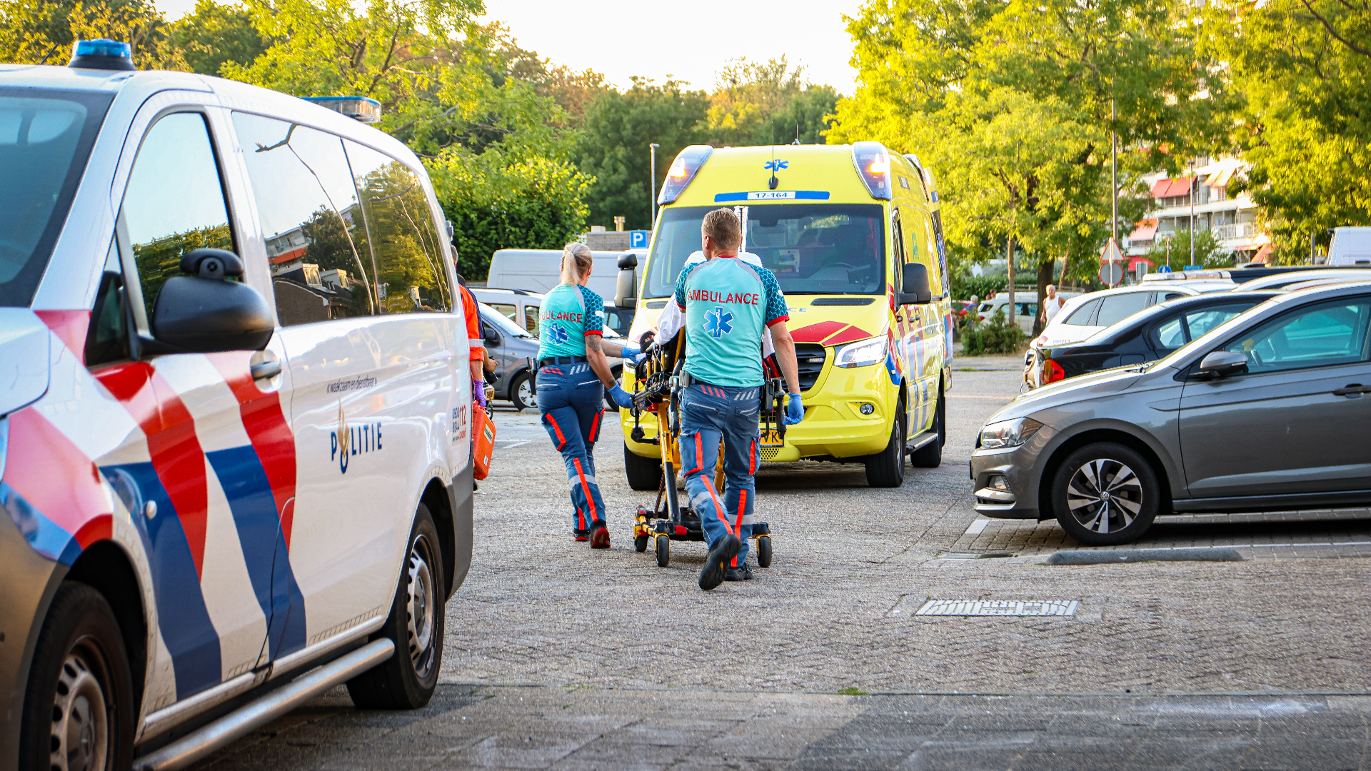 Het slachtoffer van de steekpartij in Ommoord wordt naar de ambulance gebracht