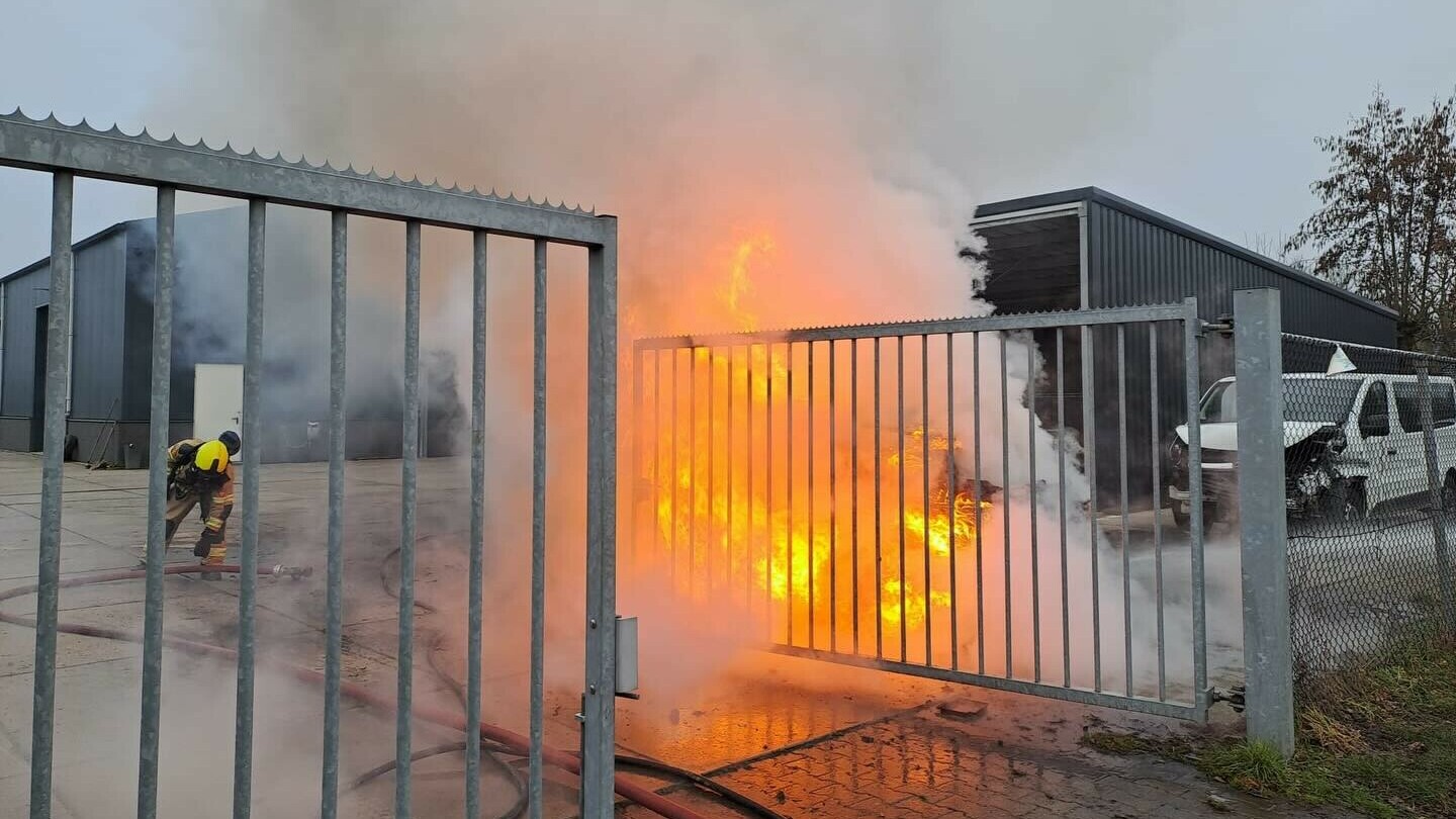 Elektrische auto brandt volledig uit bij Hoedekenskerke