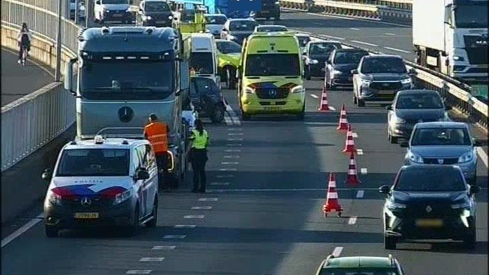 Bij het ongeluk zijn in elk geval een vrachtwagen en personenauto betrokken.