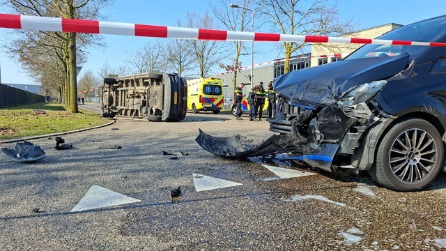 Bestelbusje kantelt bij botsing in Blerick, bestuurder raakt gewond.