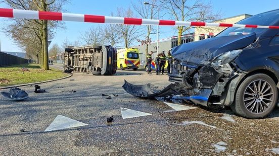 Bestelbusje kantelt bij botsing in Blerick, bestuurder raakt gewond. Bestelbusje kantelt bij botsing in Blerick, bestuurder raakt gewond.