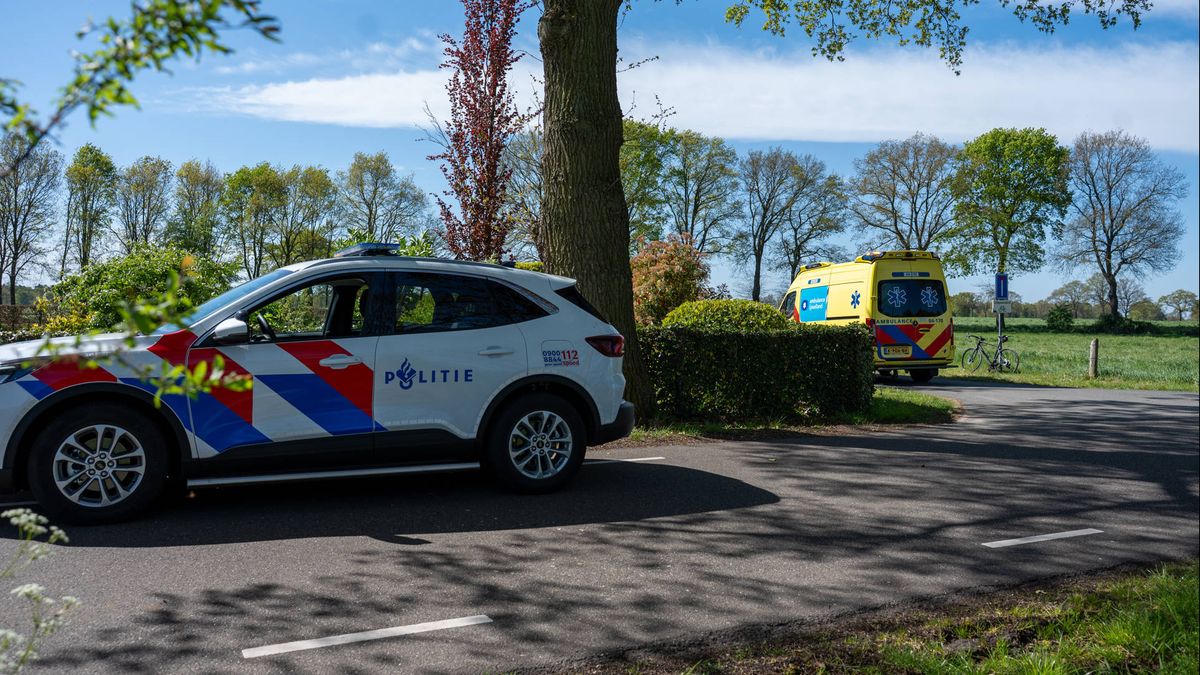 Automobilist rijdt door na aanrijding met fietser in Bathmen