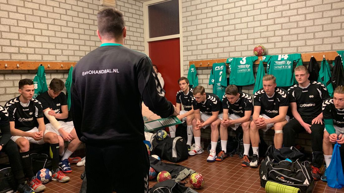 Coach Gielen spreek zijn mannen toe (Rechten: Archief RTV Drenthe)
