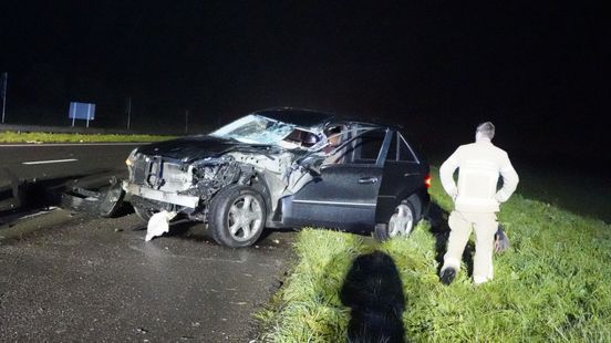 Personenauto rijdt achterop vrachtwagen op A28