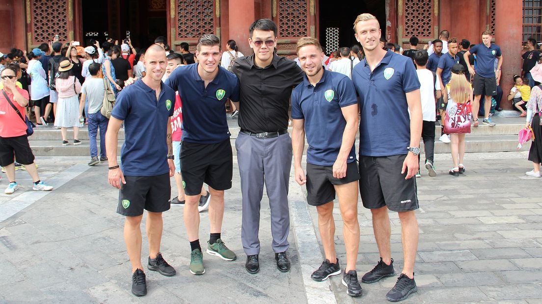 Toerist op de foto met een groepje ADO-spelers