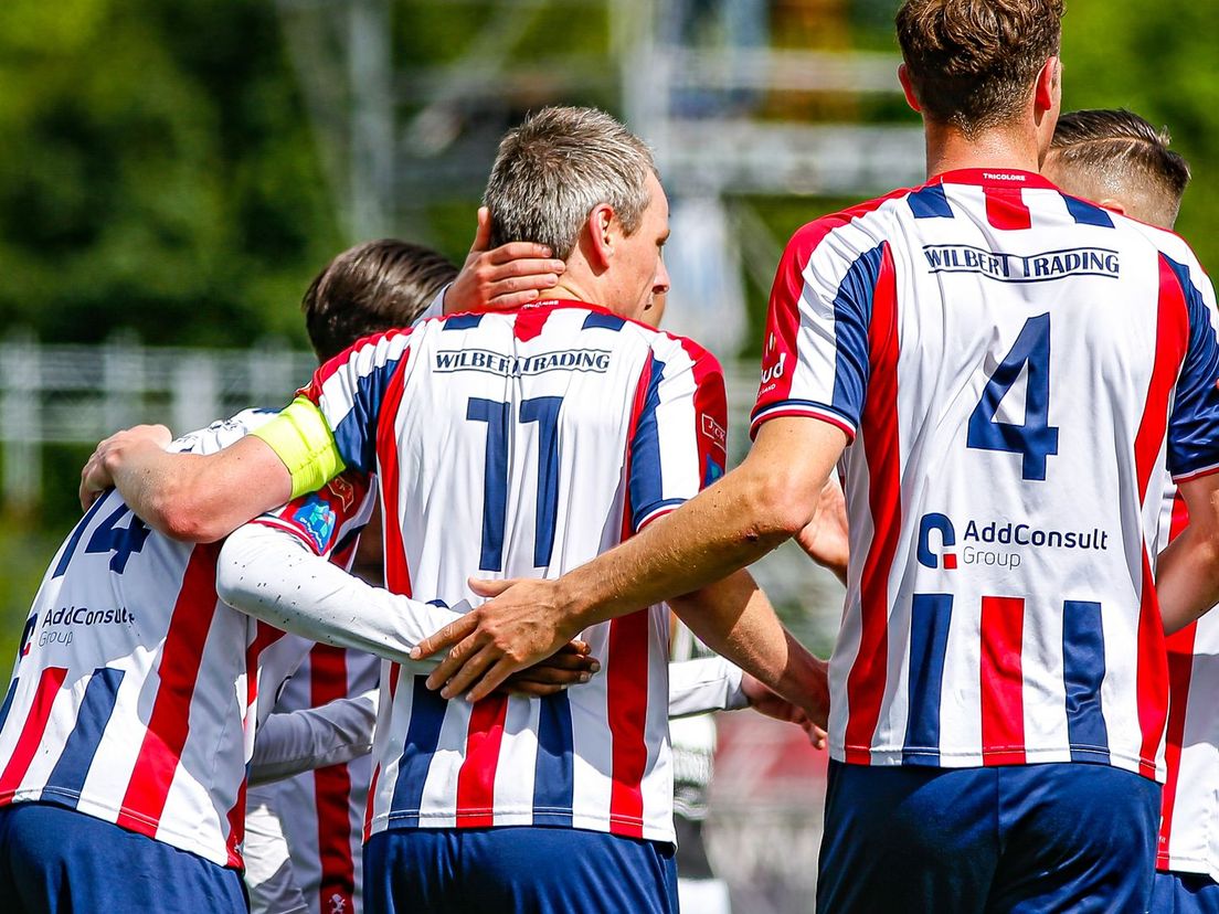 Vincent van den Berg wordt door ploeggenoten bejubelt na de 2-0 tegen Spakenburg