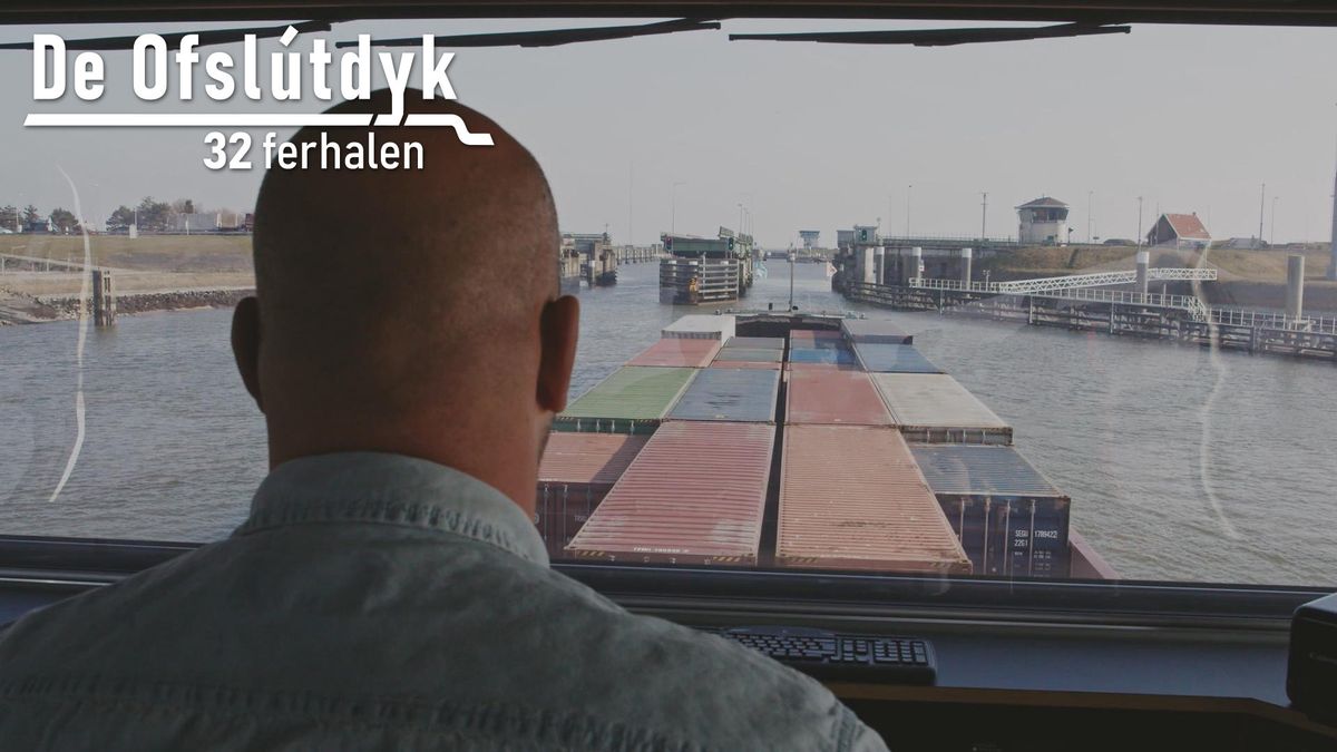VIDEO: Met een containerschip door de sluizen bij Kornwerderzand: 