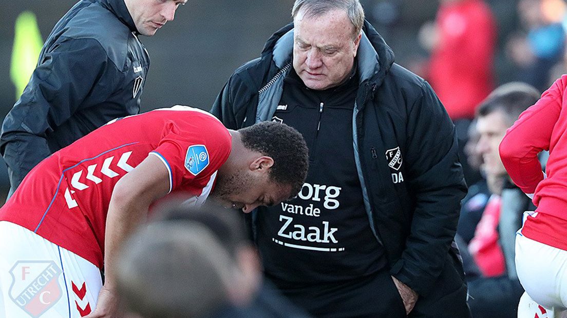 Dick Advocaat bij de geblesseerde Cyriel Dessers