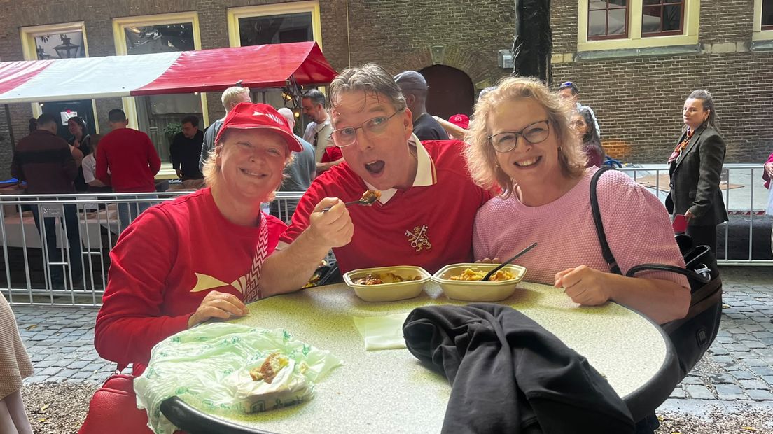 Krist, Dimitri en Karen smullen van de hutspot