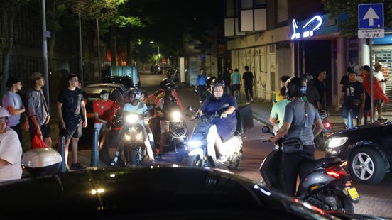 Jongeren midden in nacht toeterend over straat na WK-zege Marokko, ook politie en ME aanwezig Home