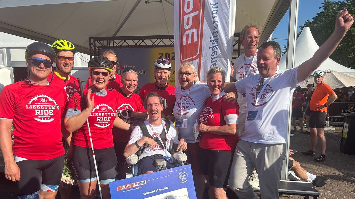 Finishers op de foto in Bolsward, er moeten nog 10.000 binnenkomen | EHBO moedigt fietsers aan