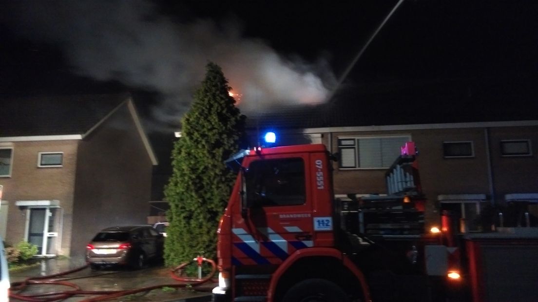 In Zevenaar aan de Michiel de Ruyterstraat heeft in de nacht van donderdag op vrijdag brand gewoed een hoekwoning. Het hele dak ging in vlammen op.