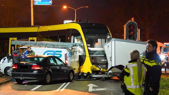 Opnieuw aanrijding met tram in Nieuwegein, tramverkeer weer opgestart. Opnieuw aanrijding met tram in Nieuwegein, tramverkeer weer opgestart.
