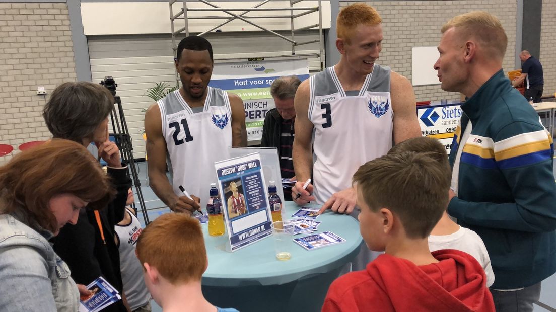 Ook Teddy Gipson en Jobi Wall maken tijd voor de aanwezige supporters