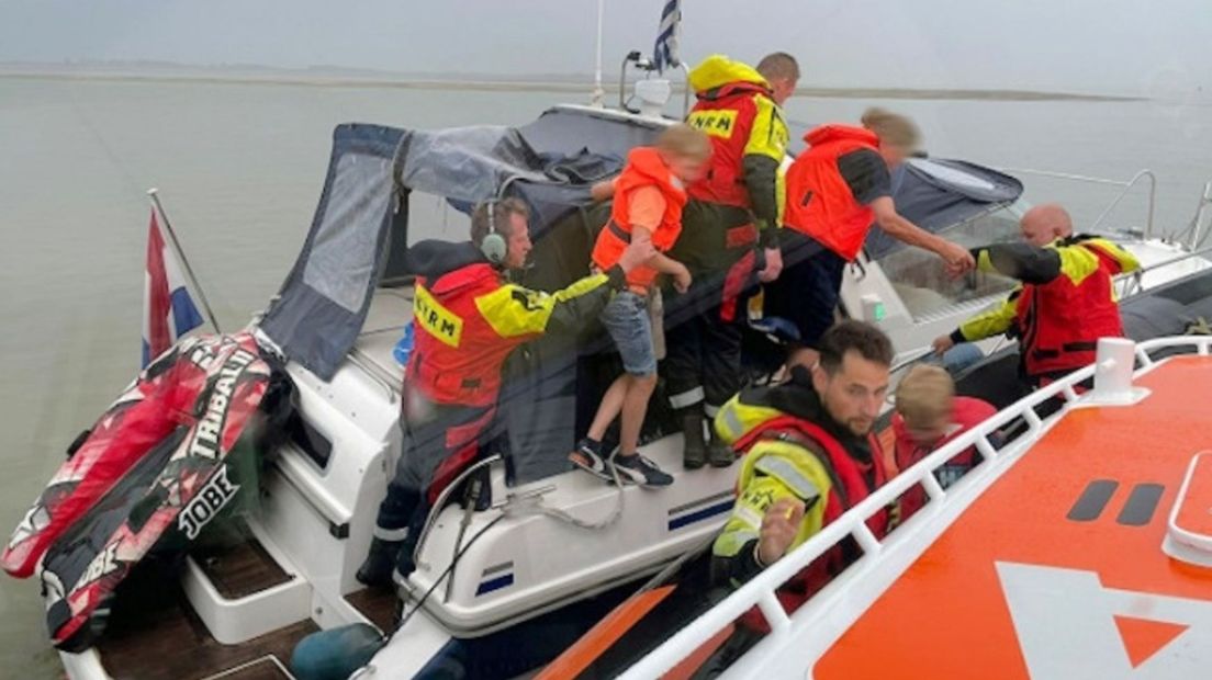 KNRM uit Hansweert helpt motorboot met roerproblemen