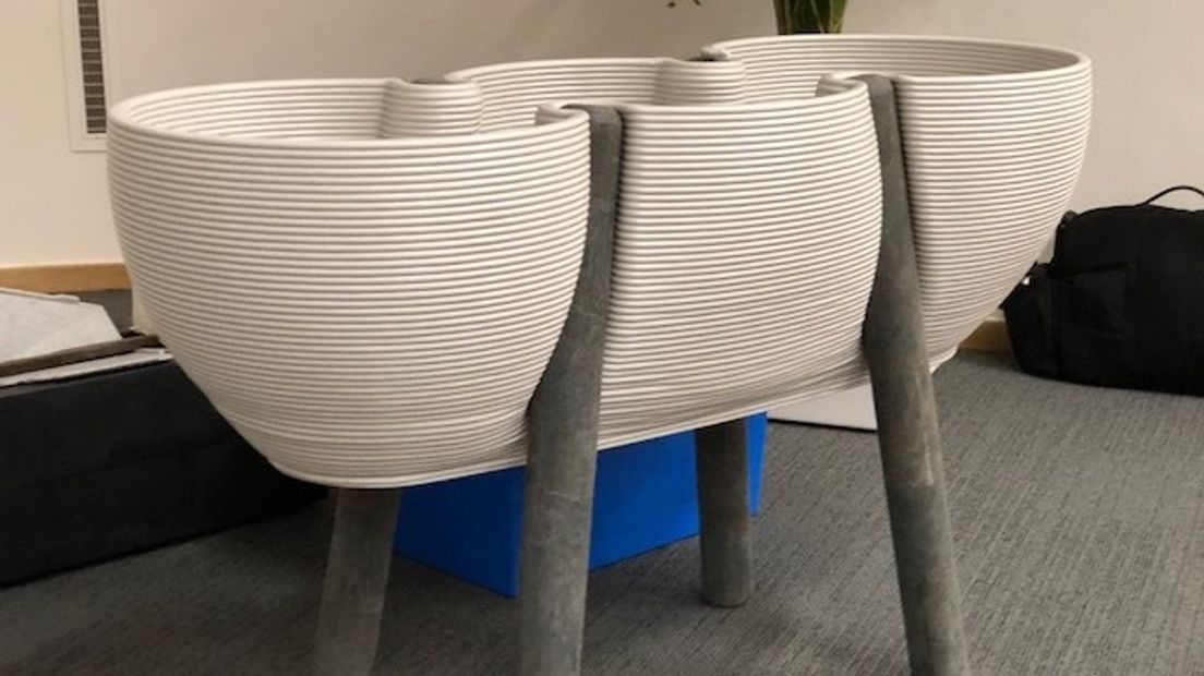 Deze plantenbak is gemaakt van oude koelkasten