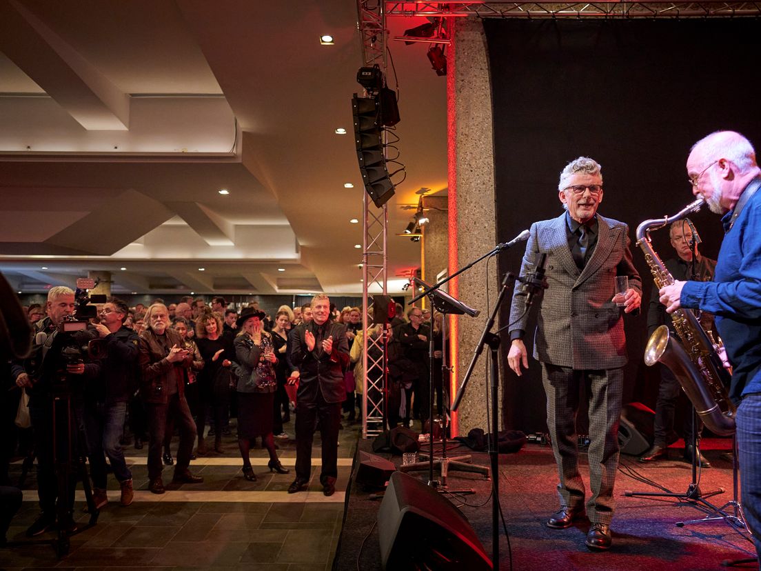 John Buijsman tijdens het afscheid van Jules Deelder in de Doelen | Foto:
Phil Nijhuis (ANP)