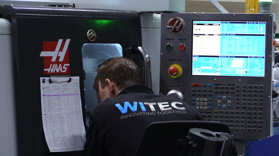 Een medewerker bij een freesmachine