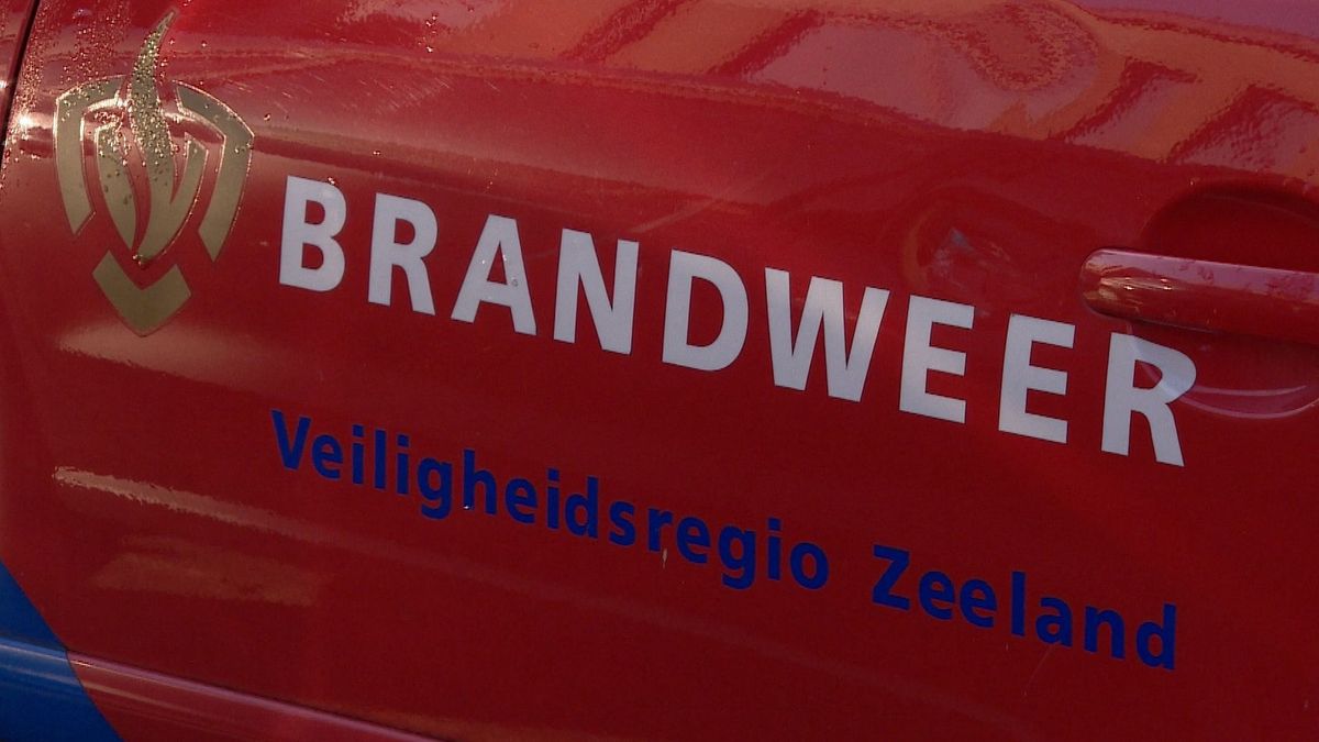 Toiletten, een bankje en een schutting in Burgh-Haamstede in brand: politie doet onderzoek