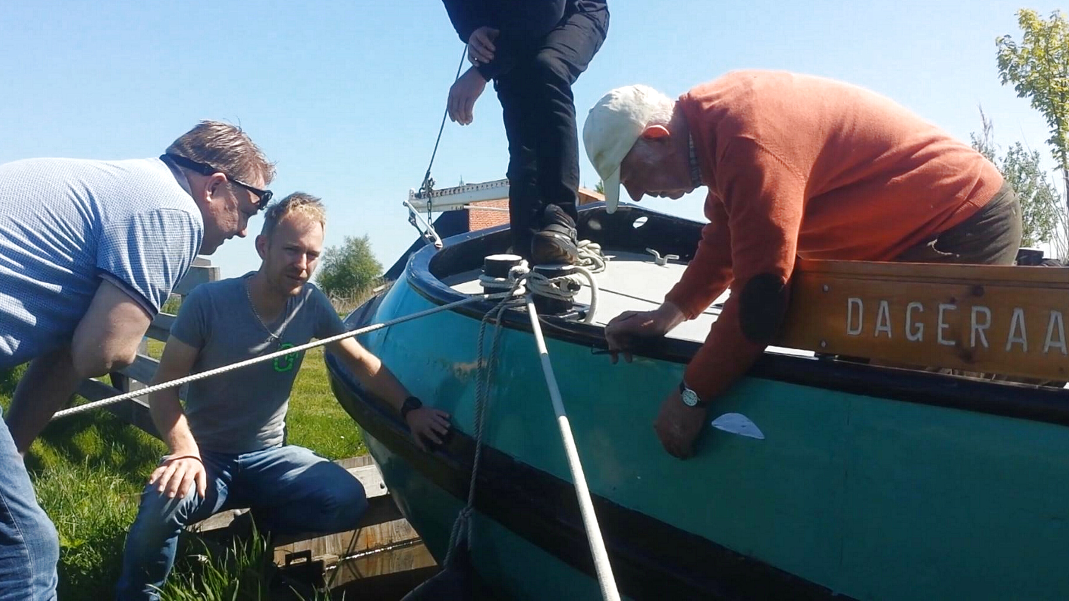 Kûgelgatten noch hieltyd te sjen: dit skûtsje is besketten yn de oarloch
