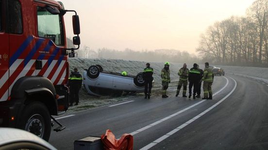 Vrouw en kinderen gewond bij ongeval door gladheid. Vrouw en kinderen gewond bij ongeval door gladheid.