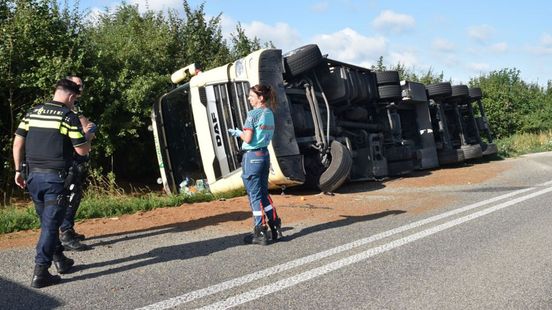 Vrachtwagen met veevoer kantelt • gewonden bij ongeval. Vrachtwagen met veevoer kantelt • gewonden bij ongeval.