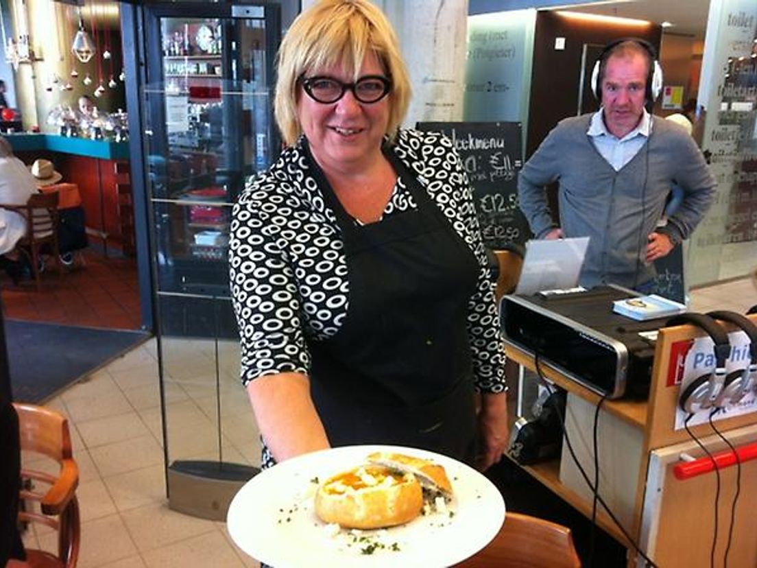 Annet Zandvoort presenteert haar broodje soep in DikT