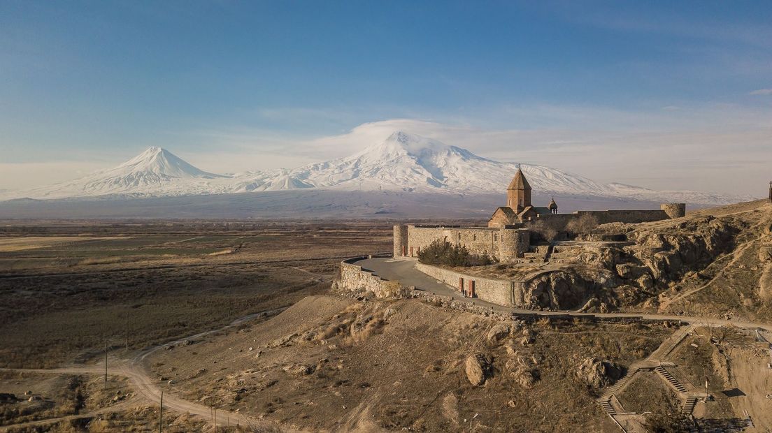 De tweekoppige Ararat met op de voorgrond Khor Virap, 2020, foto Hans Avontuur