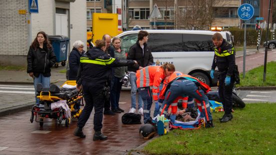 Scooterrijdster gewond na botsing met auto. Scooterrijdster gewond na botsing met auto.