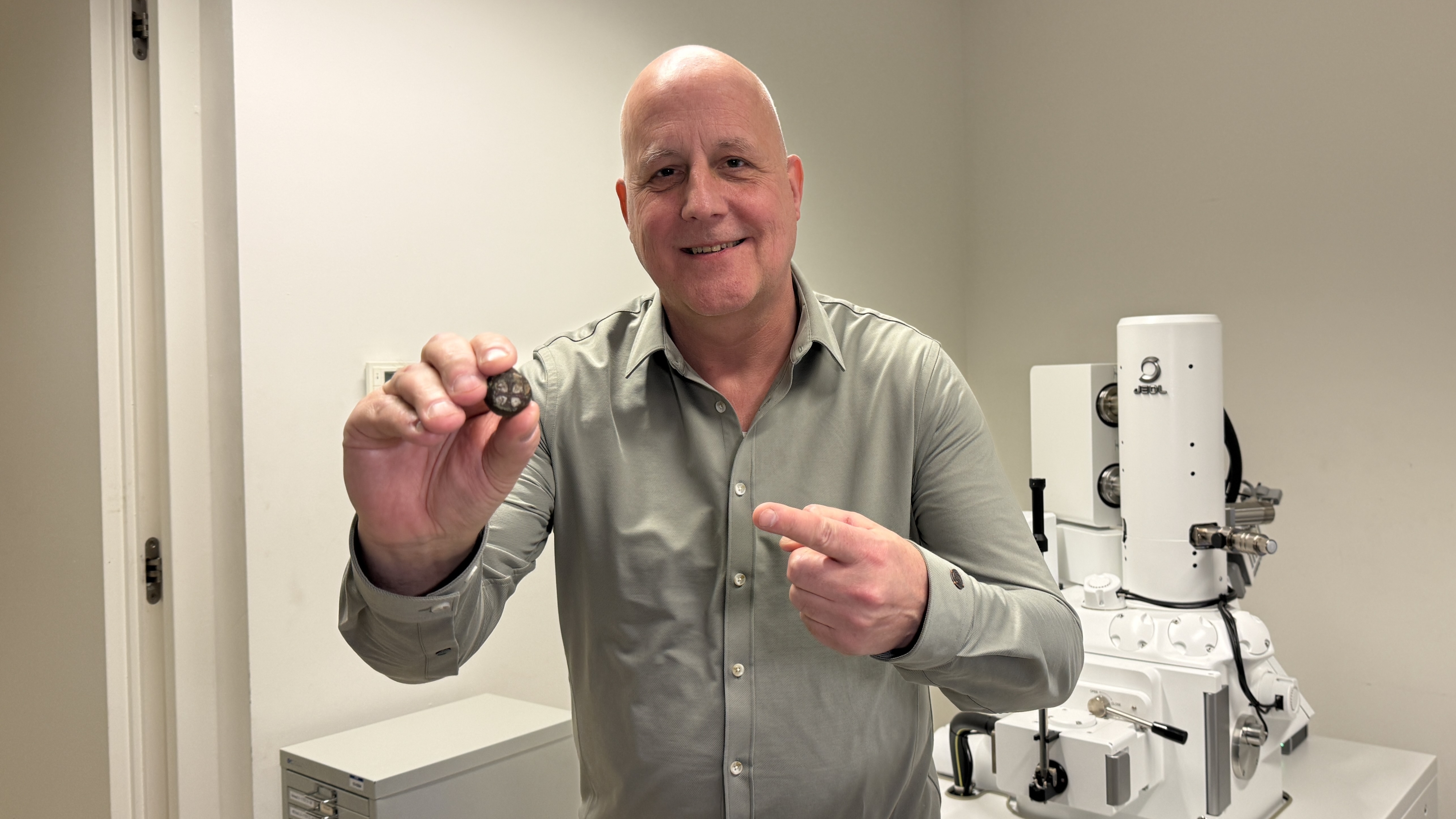 Jurrien (55) vond pommel die nu gelinkt wordt aan Slag bij Ane: 'Wie heeft nog meer iets thuis liggen?'