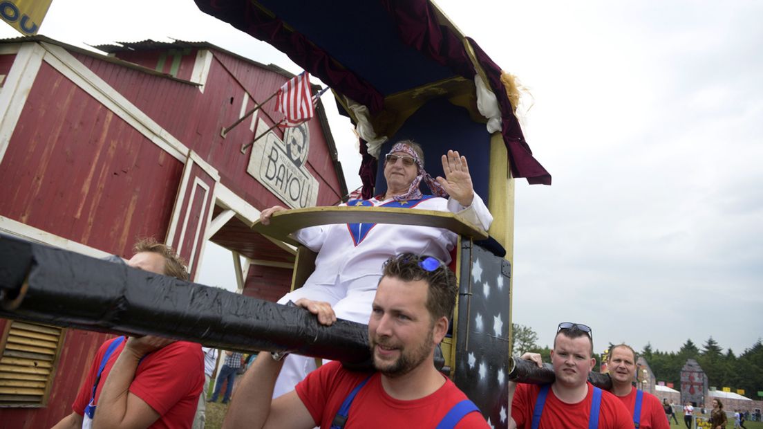 Het is bewolkt en af en toe valt er een bui, maar de echte bezoekers van de Zwarte Cross hebben daar geen boodschap aan. Bij Omroep Gelderland mis je niets van de Zwarte Cross. Volg de hele dag ons liveblog!